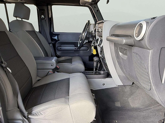 Jeep Wrangler Unlimited 12 of 16