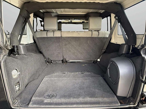 Jeep Wrangler Unlimited 15 of 16