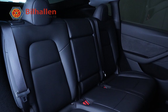 Tesla Model Y 10 of 19