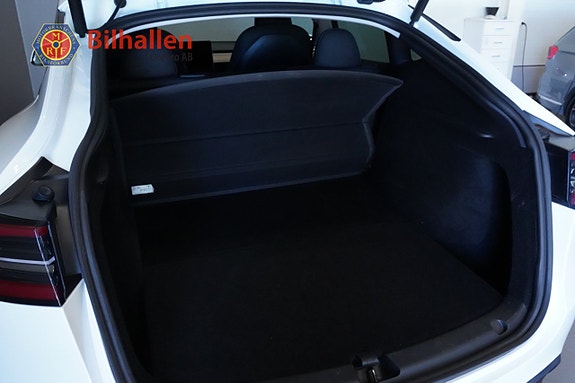 Tesla Model Y 11 of 19