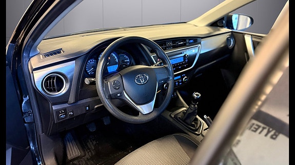 Toyota Auris 8 of 14
