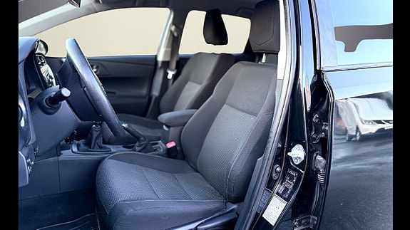 Toyota Auris 7 of 14