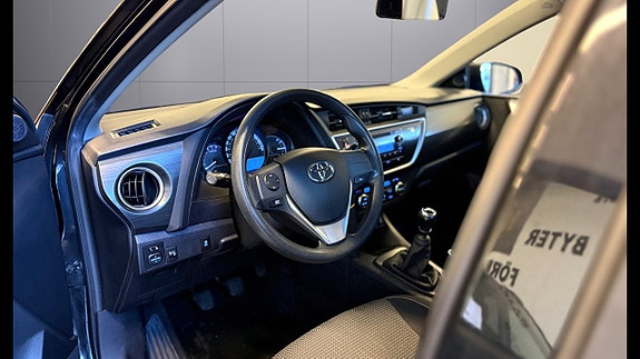 Toyota Auris 12 of 14