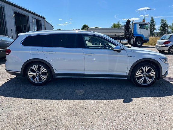 Volkswagen Passat Alltrack 19 of 23