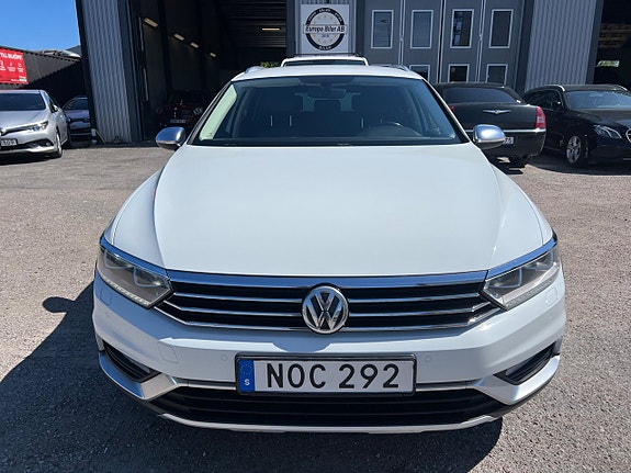 Volkswagen Passat Alltrack 2 of 5