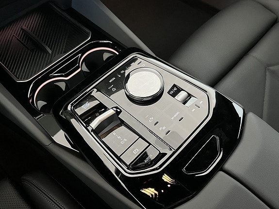 BMW i5 8 of 17