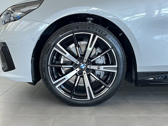 BMW i5 4 of 5