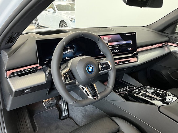BMW i5 6 of 17