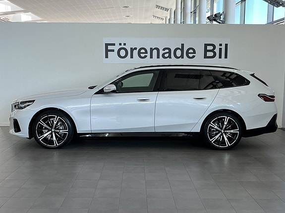 BMW i5 3 of 5