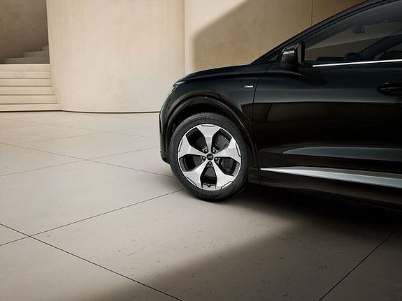 Audi Q4 e-tron 4 of 5