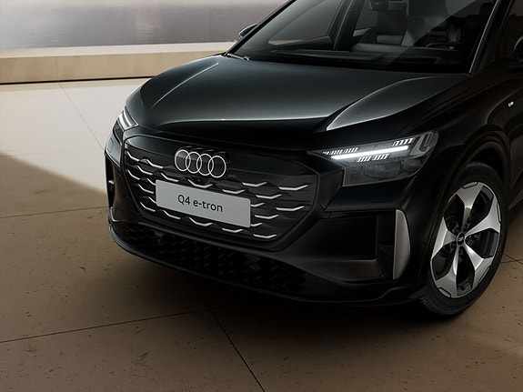 Audi Q4 e-tron 3 of 5