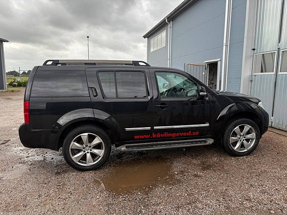 Nissan Pathfinder 2 of 12