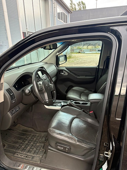 Nissan Pathfinder 6 of 12