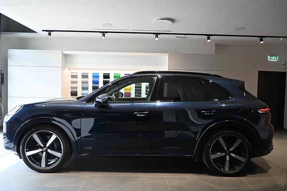 Porsche Cayenne 4 of 5