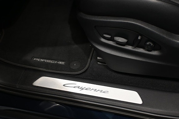 Porsche Cayenne 14 of 24