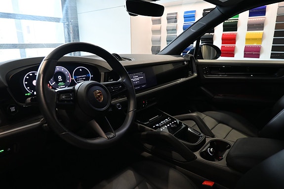 Porsche Cayenne 16 of 24