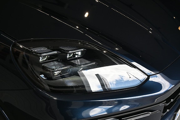 Porsche Cayenne 3 of 5