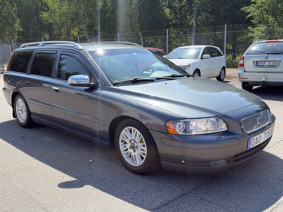 Volvo V70 3 of 5