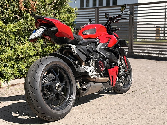 Ducati Streetfighter V2 3 of 5