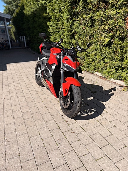 Ducati Streetfighter V2 4 of 5