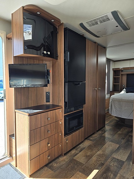 Polar 680 QA Customized *Queenbed *AC *Alde *Ugn 15 of 29