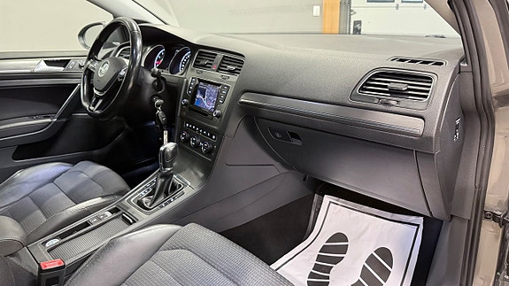 Volkswagen Golf VII 11 of 22