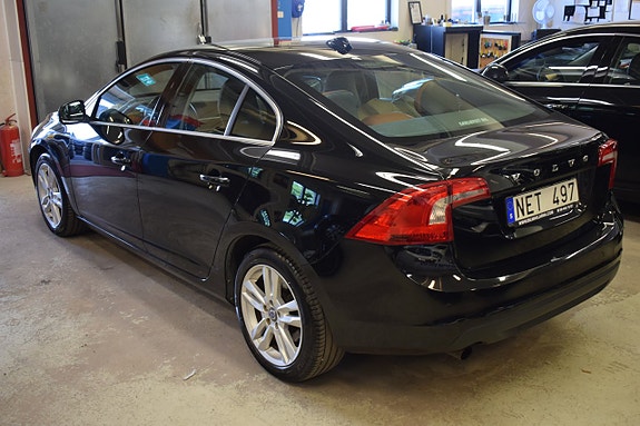 Volvo S60 4 of 5
