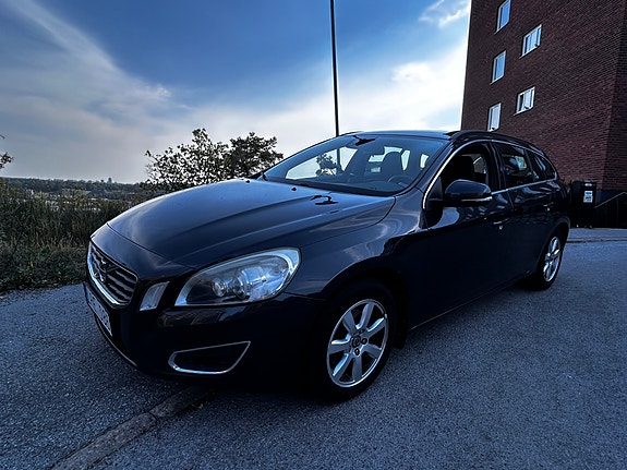 Volvo V60 2 of 5