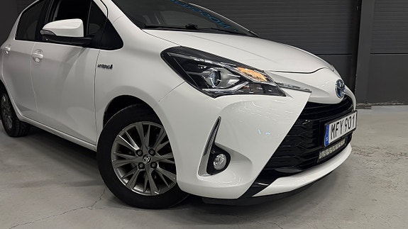 Toyota Yaris 3 of 5