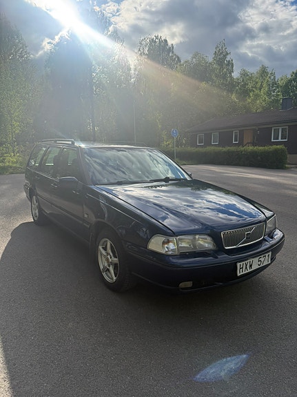 Volvo V70 3 of 5