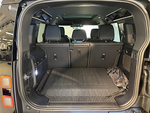 Land Rover Defender 110 9 of 13