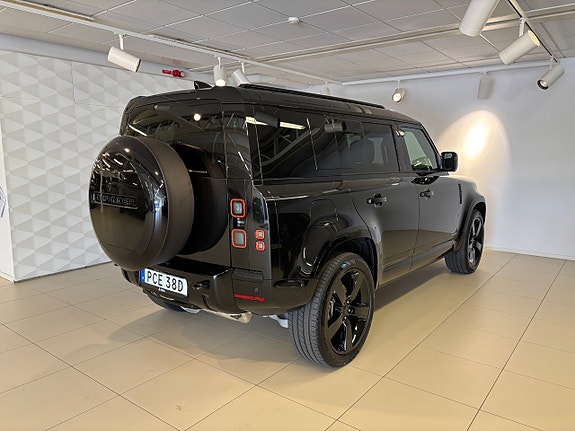 Land Rover Defender 110 2 of 5