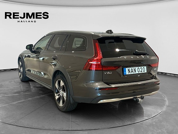 Volvo V60 Cross Country 2 of 5