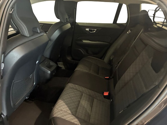 Volvo V60 Cross Country 7 of 14