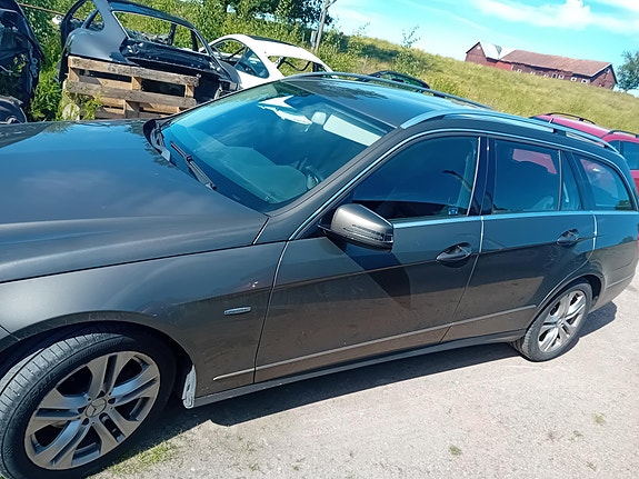 Mercedes-Benz E220 2 of 8