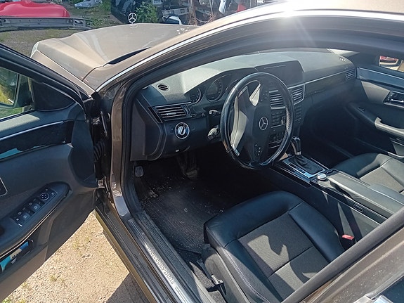 Mercedes-Benz E220 8 of 8