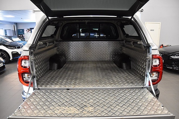 Toyota HiLux 20 of 20