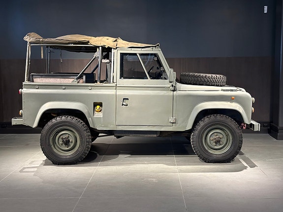 Land Rover Defender 90 8 of 17