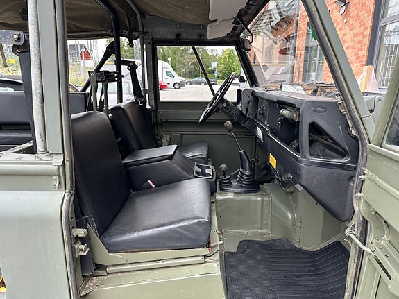 Land Rover Defender 90 12 of 17