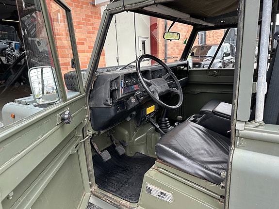 Land Rover Defender 90 10 of 17