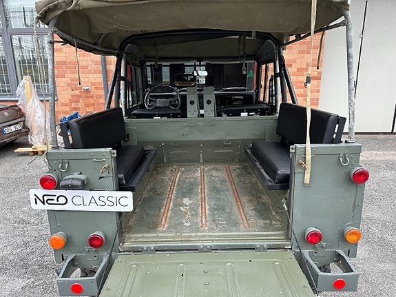 Land Rover Defender 90 14 of 17
