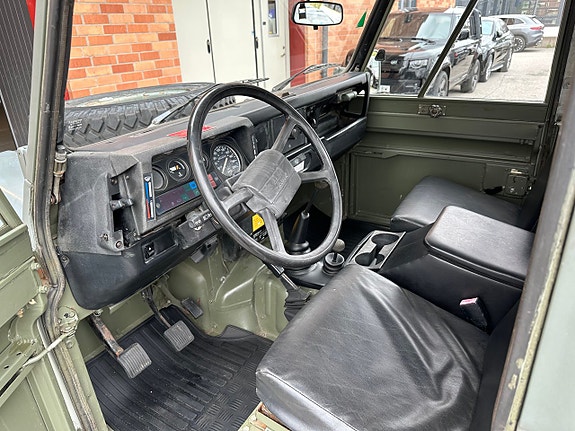 Land Rover Defender 90 11 of 17