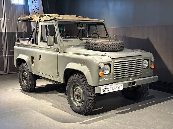 Land Rover Defender 90 7 of 17