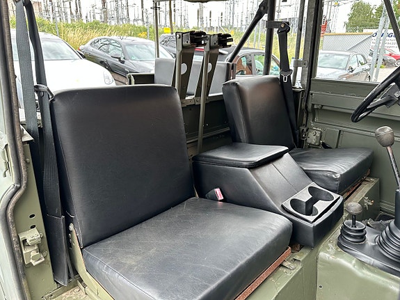 Land Rover Defender 90 13 of 17
