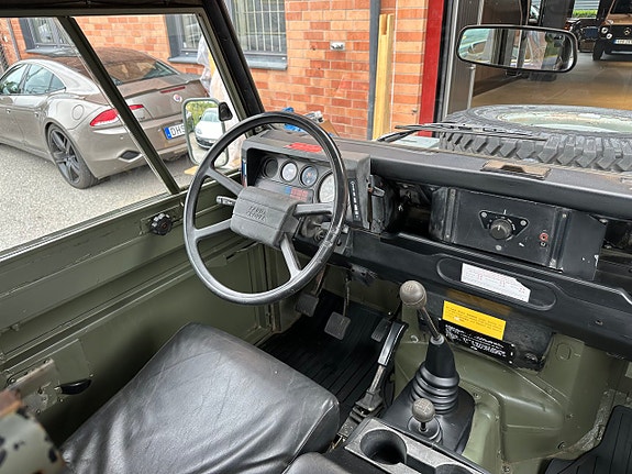 Land Rover Defender 90 9 of 17