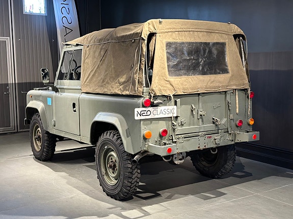 Land Rover Defender 90 6 of 17