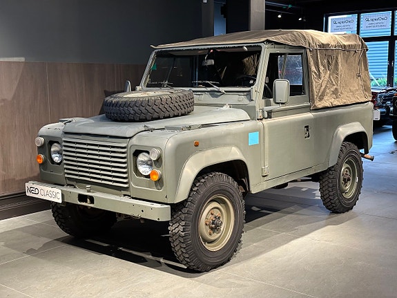 Land Rover Defender 90 3 of 17