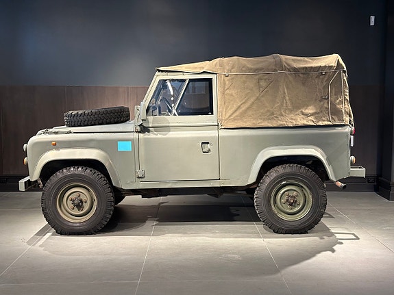 Land Rover Defender 90 2 of 17