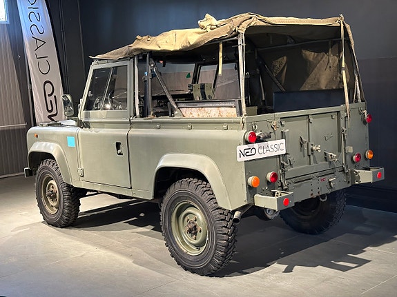 Land Rover Defender 90 4 of 17