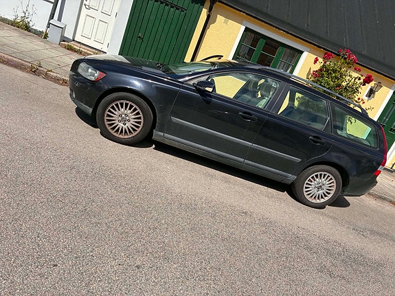 Volvo V50 3 of 5